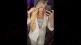 صانع محتوى مرتدي ملابس نسائية