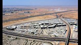 مدبولي يستقل الأتوبيس الكهربائي ويتفقد محطة الحافلات المركزية (14)