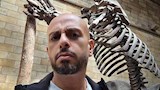 أحمد مراد في جولة داخل متحف التاريخ الطبيعي بلندن (2)