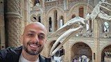 أحمد مراد يتجول بين الديناصورات في متحف التاريخ الطبيعي بلندن