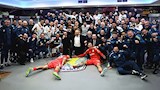 ناصف ساويرس يحتفل بتتويج أستون فيلا بالدوري الأوروبي (صور)