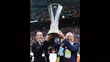 الملياردير المصري ناصف ساويرس يحتفل مع لاعبي أستون فيلا بعد التتويج التاريخي بلقب الدوري الأول (1)