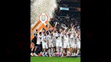 الملياردير المصري ناصف ساويرس يحتفل مع لاعبي أستون فيلا بعد التتويج التاريخي بلقب الدوري الأول (6)