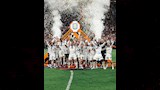 الملياردير المصري ناصف ساويرس يحتفل مع لاعبي أستون فيلا بعد التتويج التاريخي بلقب الدوري الأول (5)