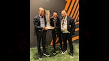 الملياردير المصري ناصف ساويرس يحتفل مع لاعبي أستون فيلا بعد التتويج التاريخي بلقب الدوري الأول (8)
