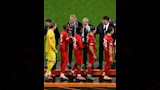 الملياردير المصري ناصف ساويرس يحتفل مع لاعبي أستون فيلا بعد التتويج التاريخي بلقب الدوري الأول (7)