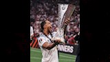 الملياردير المصري ناصف ساويرس يحتفل مع لاعبي أستون فيلا بعد التتويج التاريخي بلقب الدوري الأول (10)