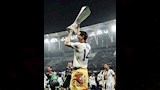 الملياردير المصري ناصف ساويرس يحتفل مع لاعبي أستون فيلا بعد التتويج التاريخي بلقب الدوري الأول (11)