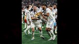 الملياردير المصري ناصف ساويرس يحتفل مع لاعبي أستون فيلا بعد التتويج التاريخي بلقب الدوري الأول (12)