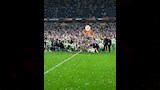 الملياردير المصري ناصف ساويرس يحتفل مع لاعبي أستون فيلا بعد التتويج التاريخي بلقب الدوري الأول (3)
