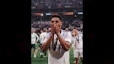 الملياردير المصري ناصف ساويرس يحتفل مع لاعبي أستون فيلا بعد التتويج التاريخي بلقب الدوري الأول (14)