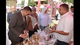 محافظ القليوبية يتفقد معرض أيادي مصر للحرف اليدوية ببنها (6)