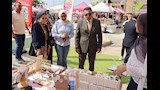 محافظ القليوبية يتفقد معرض أيادي مصر للحرف اليدوية ببنها (3)
