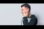 سبب طنين الأذن عند الكلام- هل له دلالات خطيرة؟- استشاري يوضح