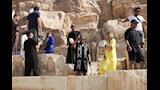 فنانون عالميون يزورون الأهرامات  (3)