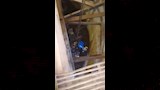 إنقاذ عامل من بئر صرف صحي فى أسيوط بعمق 4 طوابق (6)
