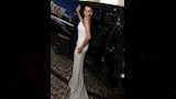 تألقت يارا بفستان أبيض طويل بتصميم "حورية البحر"، تميز بقصة الكب والتصميم المحدد عند منطقة الخصر