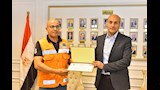 محافظ أسيوط يكرم طاقم إسعاف خاطر بحياته لإنقاذ عامل من بئر صرف صحي بعمق 12 متر (8)