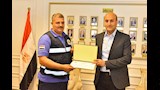 محافظ أسيوط يكرم طاقم إسعاف خاطر بحياته لإنقاذ عامل من بئر صرف صحي بعمق 12 متر (9)