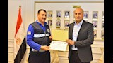 محافظ أسيوط يكرم طاقم إسعاف خاطر بحياته لإنقاذ عامل من بئر صرف صحي بعمق 12 متر (10)