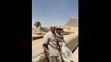 النجم العالمي جيسون ستاثام في جولة أمام سفح الأهرامات (1)