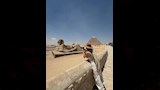 النجم العالمي جيسون ستاثام في جولة أمام سفح الأهرامات (4)