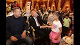 محافظ القاهرة يشارك في توزيع لحوم ومواد غذائية على 1000 أسرة بمدينة نصر (10)