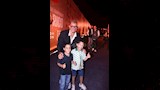عمرو دياب يلتقط صور مع الاطفال (2)
