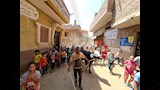 عشرات الاطفال في موكب الزفة