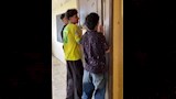 مجموعة من الطلاب وهم يقومون بإلقاء “التخت”