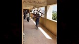 مجموعة من الطلاب وهم يقومون بإلقاء “التخت”