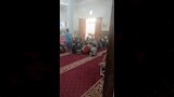 زملائه الصغار يلتفون حول النعش
