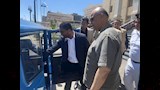 محافظ الإسكندرية يتفقد السيارة بديل التوك توك (2)