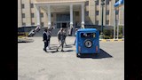 محافظ الإسكندرية يتفقد السيارة بديل التوك توك (9)