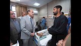 محافظ أسيوط يزور المرضى بمستشفى الإصابات الجامعي ويشاركهم فرحة عيد الأضحى بتوزيع الهدايا والعيديات (4)