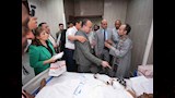 محافظ أسيوط يزور المرضى بمستشفى الإصابات الجامعي ويشاركهم فرحة عيد الأضحى بتوزيع الهدايا والعيديات (5)