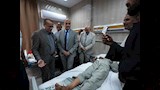 محافظ أسيوط يزور المرضى بمستشفى الإصابات الجامعي ويشاركهم فرحة عيد الأضحى بتوزيع الهدايا والعيديات (3)