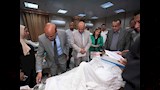 محافظ أسيوط يزور المرضى بمستشفى الإصابات الجامعي ويشاركهم فرحة عيد الأضحى بتوزيع الهدايا والعيديات (6)