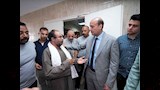 محافظ أسيوط يزور المرضى بمستشفى الإصابات الجامعي ويشاركهم فرحة عيد الأضحى بتوزيع الهدايا والعيديات (8)