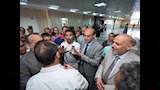 محافظ أسيوط يزور المرضى بمستشفى الإصابات الجامعي ويشاركهم فرحة عيد الأضحى بتوزيع الهدايا والعيديات (10)