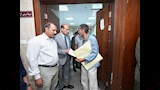 محافظ أسيوط يزور المرضى بمستشفى الإصابات الجامعي ويشاركهم فرحة عيد الأضحى بتوزيع الهدايا والعيديات (12)