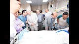 محافظ أسيوط يزور المرضى بمستشفى الإصابات الجامعي ويشاركهم فرحة عيد الأضحى بتوزيع الهدايا والعيديات (13)