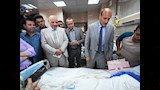 محافظ أسيوط يزور المرضى بمستشفى الإصابات الجامعي ويشاركهم فرحة عيد الأضحى بتوزيع الهدايا والعيديات (14)