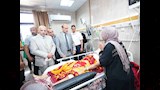 محافظ أسيوط يزور المرضى بمستشفى الإصابات الجامعي ويشاركهم فرحة عيد الأضحى بتوزيع الهدايا والعيديات (15)