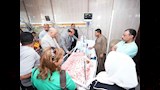 محافظ أسيوط يزور المرضى بمستشفى الإصابات الجامعي ويشاركهم فرحة عيد الأضحى بتوزيع الهدايا والعيديات (16)