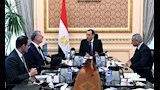 رئيس الوزراء مع وزير البترول