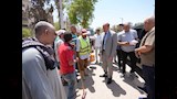 خلال جولاته الميدانية.. محافظ أسيوط يهنئ عمال النظافة بعيد الأضحى ويوزع الهدايا والعيديات تقديرًا لج