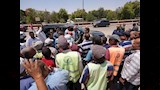 خلال جولاته الميدانية.. محافظ أسيوط يهنئ عمال النظافة بعيد الأضحى ويوزع الهدايا والعيديات تقديرًا لج