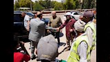 خلال جولاته الميدانية.. محافظ أسيوط يهنئ عمال النظافة بعيد الأضحى ويوزع الهدايا والعيديات تقديرًا لج