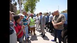 خلال جولاته الميدانية.. محافظ أسيوط يهنئ عمال النظافة بعيد الأضحى ويوزع الهدايا والعيديات تقديرًا لج